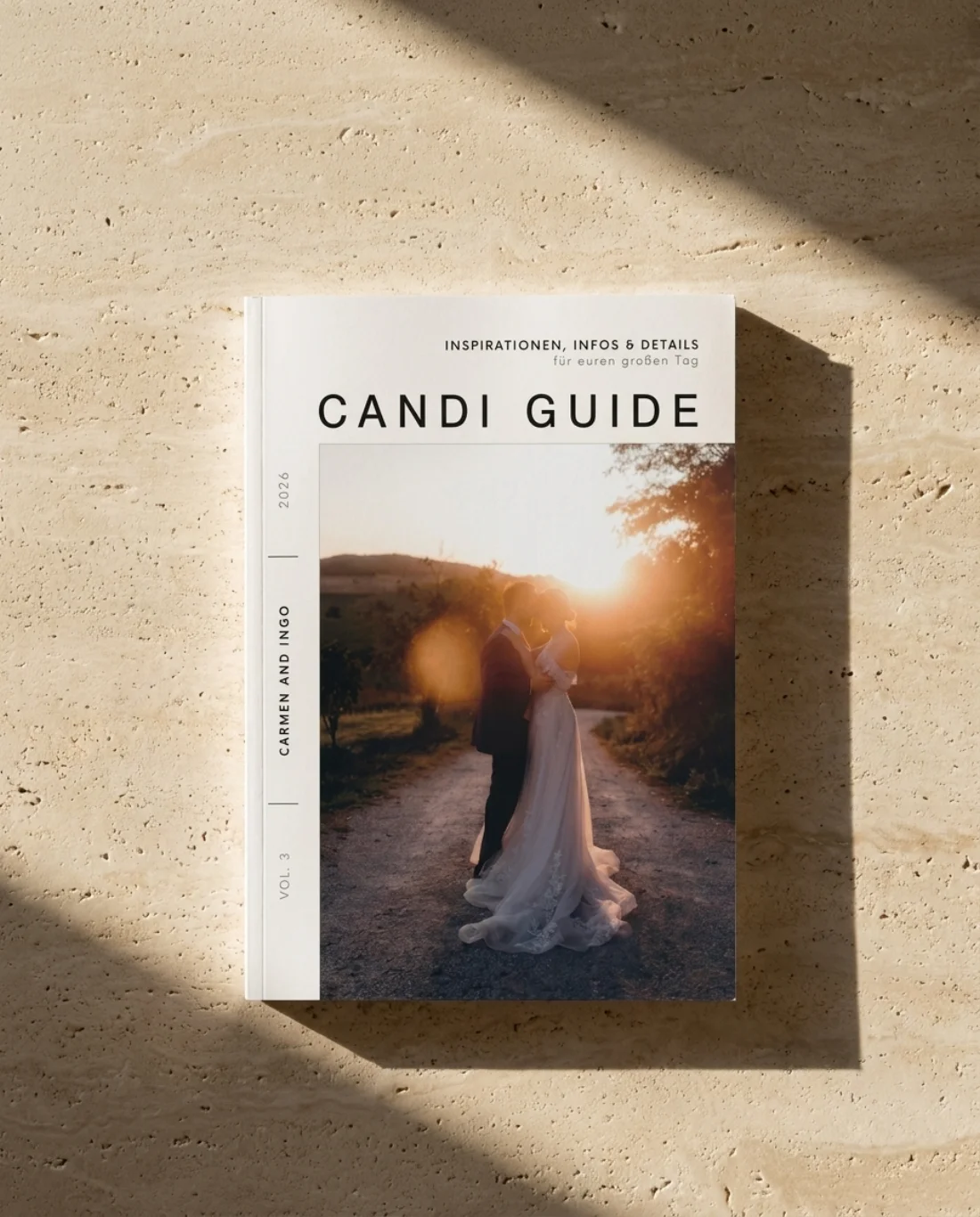 Candi Guide Vol. 3 – Magazin auf Travertin im Sonnenlicht