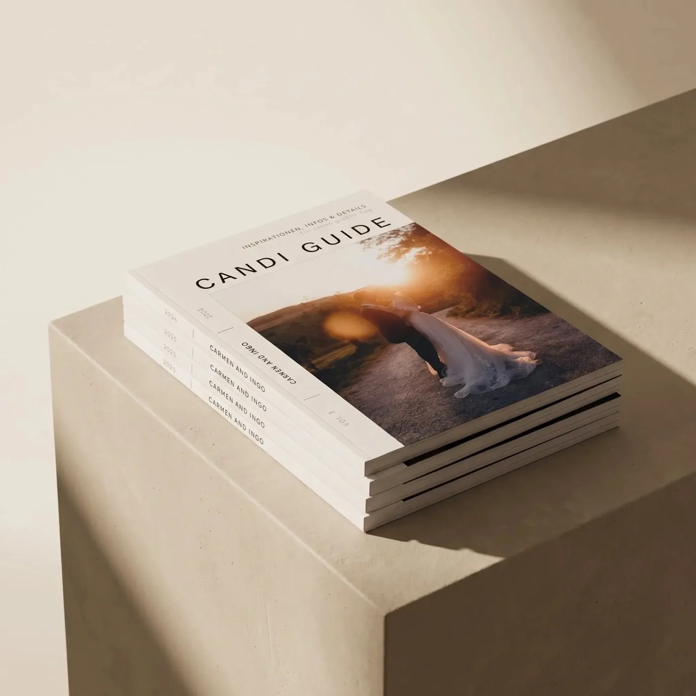 Gestapelte Candi Guide Magazine auf einem Steinsockel